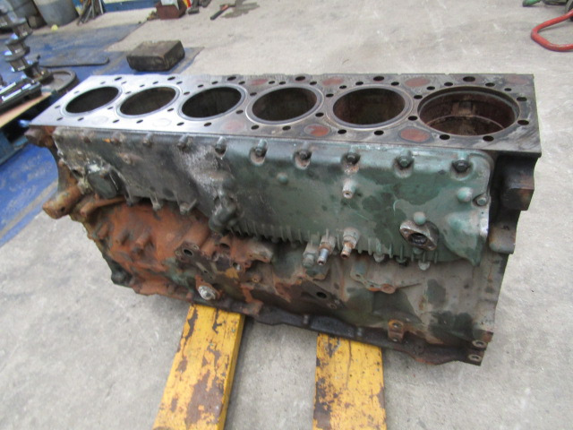 VOLVO FH13A ENGINE BLOCK ( NEEDS 1 LINER) - Engine and parts for Truck: picture 5 VOLVO FH13A ENGINE BLOCK ( NEEDS 1 LINER) - Engine and parts for Truck: picture 5