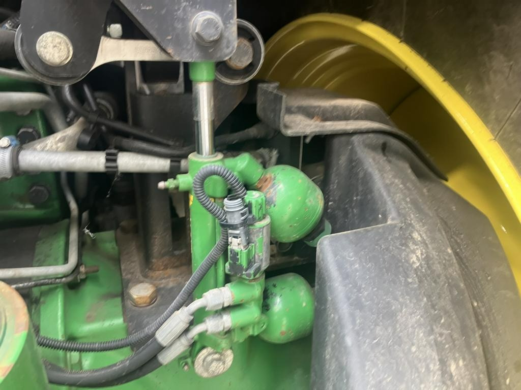 Farm tractor John Deere 6250R: picture 17