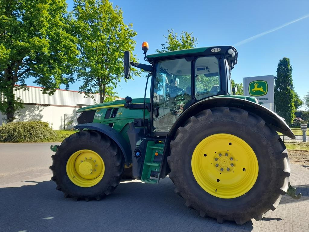 John Deere 6R185 - Farm tractor: picture 1 John Deere 6R185 - Farm tractor: picture 1