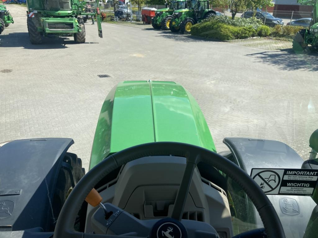 John Deere 6R215 - Farm tractor: picture 2 John Deere 6R215 - Farm tractor: picture 2