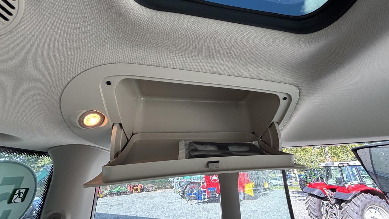 John Deere 6R215 - Farm tractor: picture 2 John Deere 6R215 - Farm tractor: picture 2