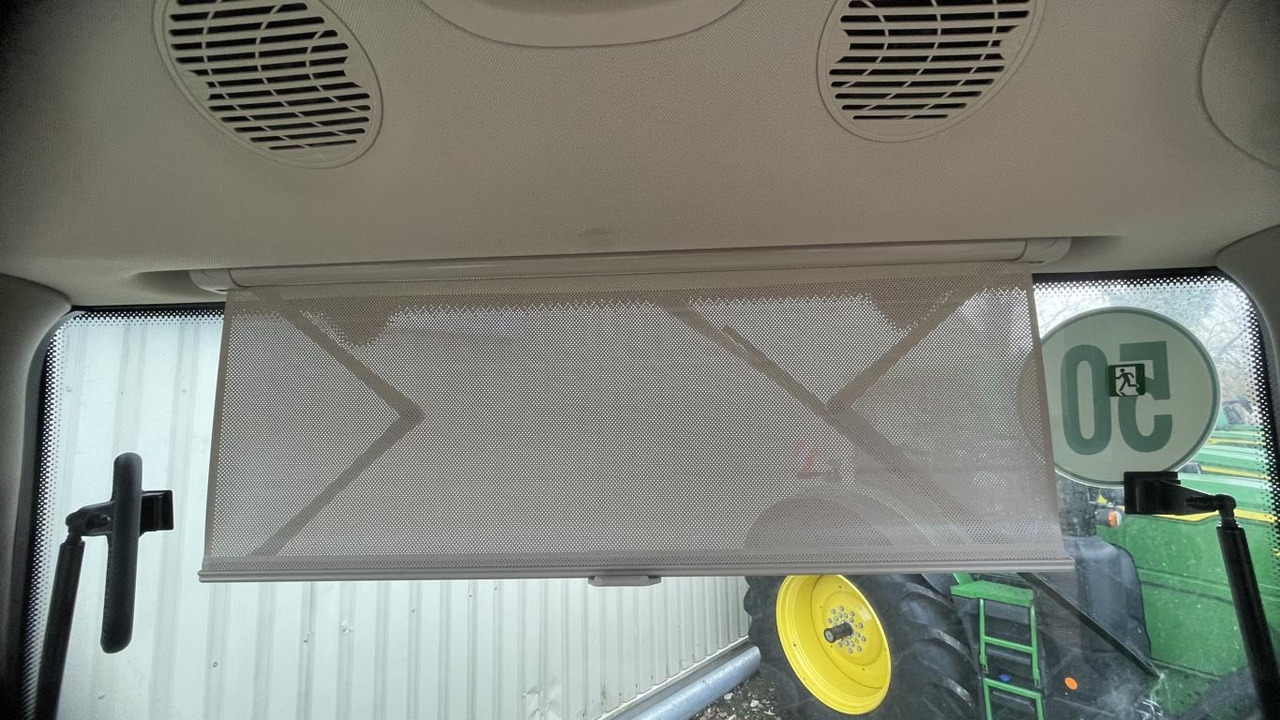 John Deere 6R215 - Farm tractor: picture 2 John Deere 6R215 - Farm tractor: picture 2