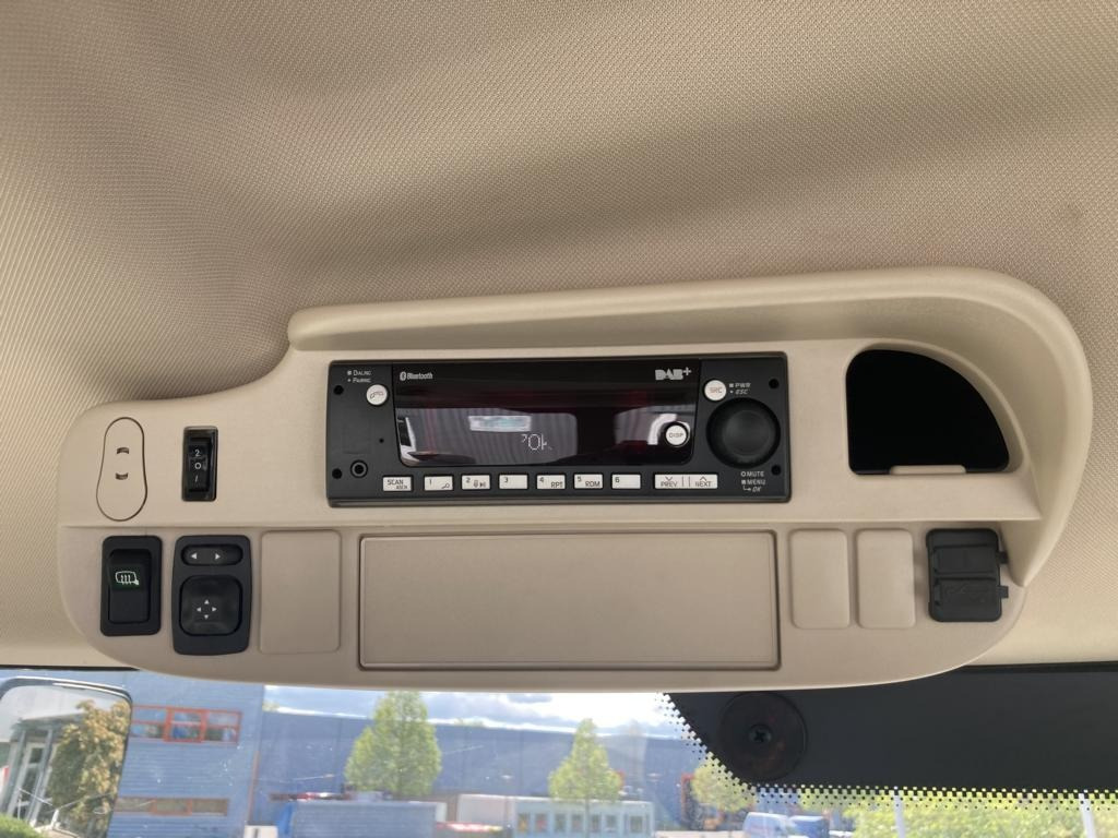 John Deere 6R215 - Farm tractor: picture 5 John Deere 6R215 - Farm tractor: picture 5