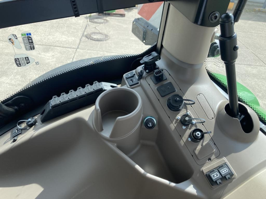 John Deere 6R250 - Farm tractor: picture 4 John Deere 6R250 - Farm tractor: picture 4