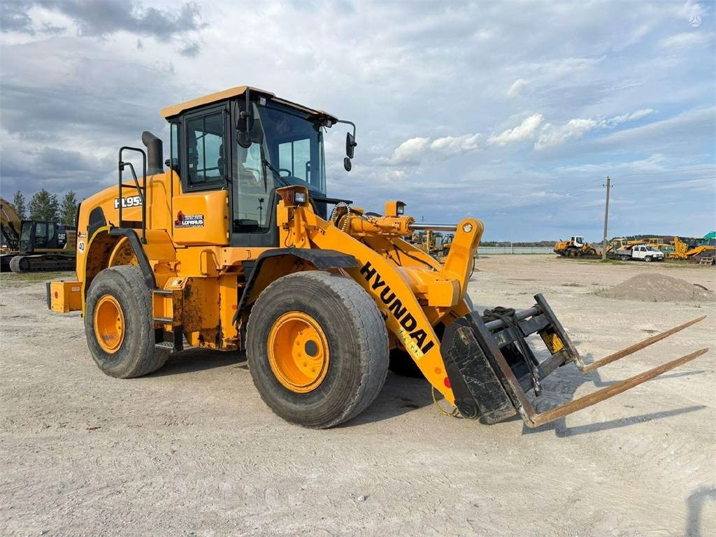 Hyundai HL 955 - Wheel loader: picture 1 Hyundai HL 955 - Wheel loader: picture 1