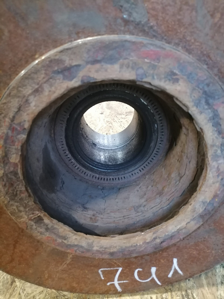 MAN Rear axel hub 81357013155 - Hub for Truck: picture 2 MAN Rear axel hub 81357013155 - Hub for Truck: picture 2