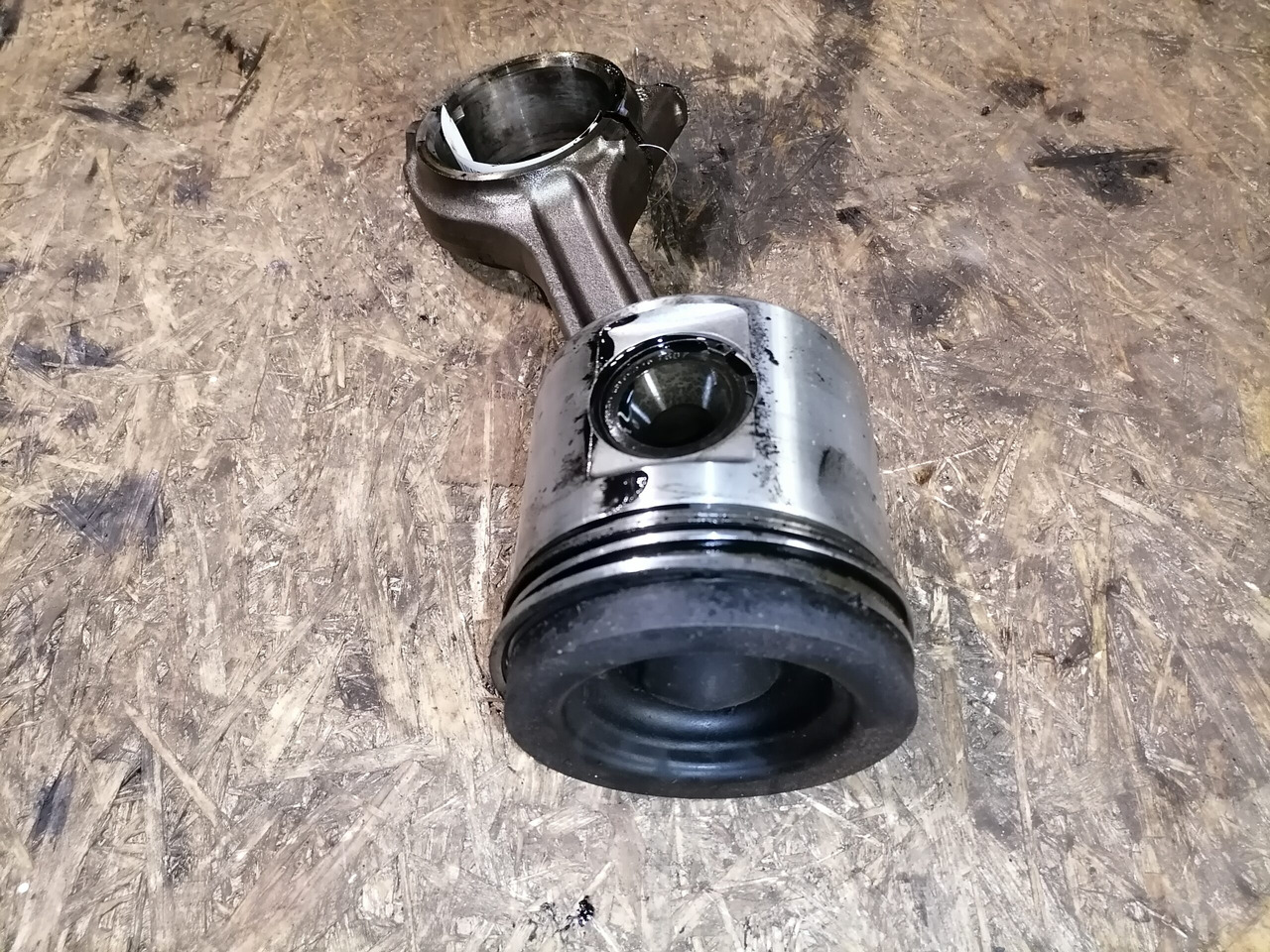 Scania Connecting rod + piston 1798596 - Piston/ Ring/ Bushing for Truck: picture 5 Scania Connecting rod + piston 1798596 - Piston/ Ring/ Bushing for Truck: picture 5