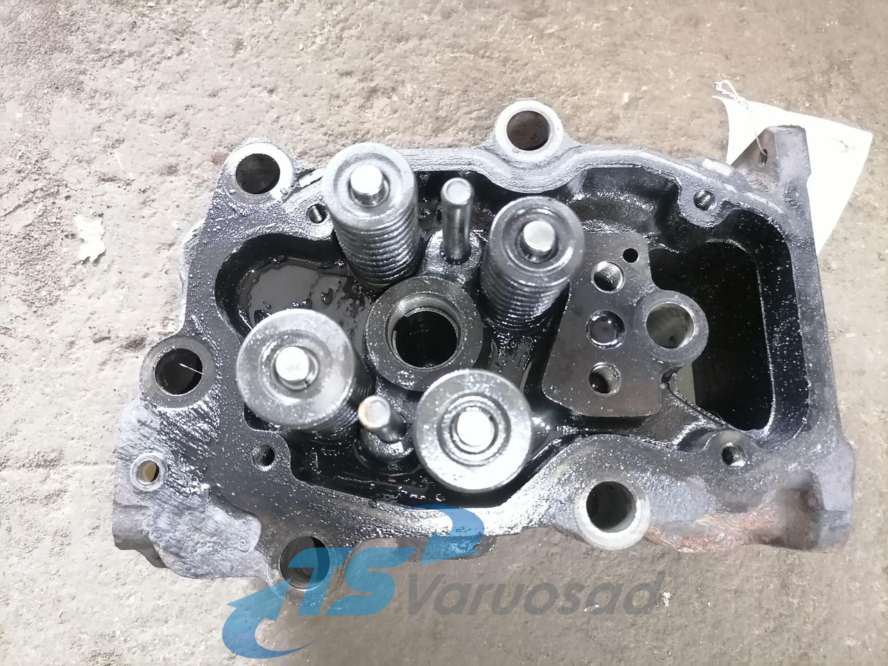 Scania Cylinder head 1388084 - Motorhead for Truck: picture 2 Scania Cylinder head 1388084 - Motorhead for Truck: picture 2
