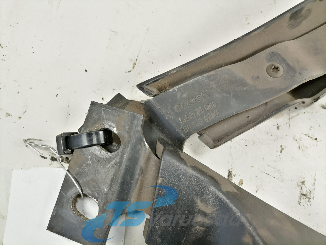 Scania Grille panel hinge 1451527 - Grill for Truck: picture 2 Scania Grille panel hinge 1451527 - Grill for Truck: picture 2