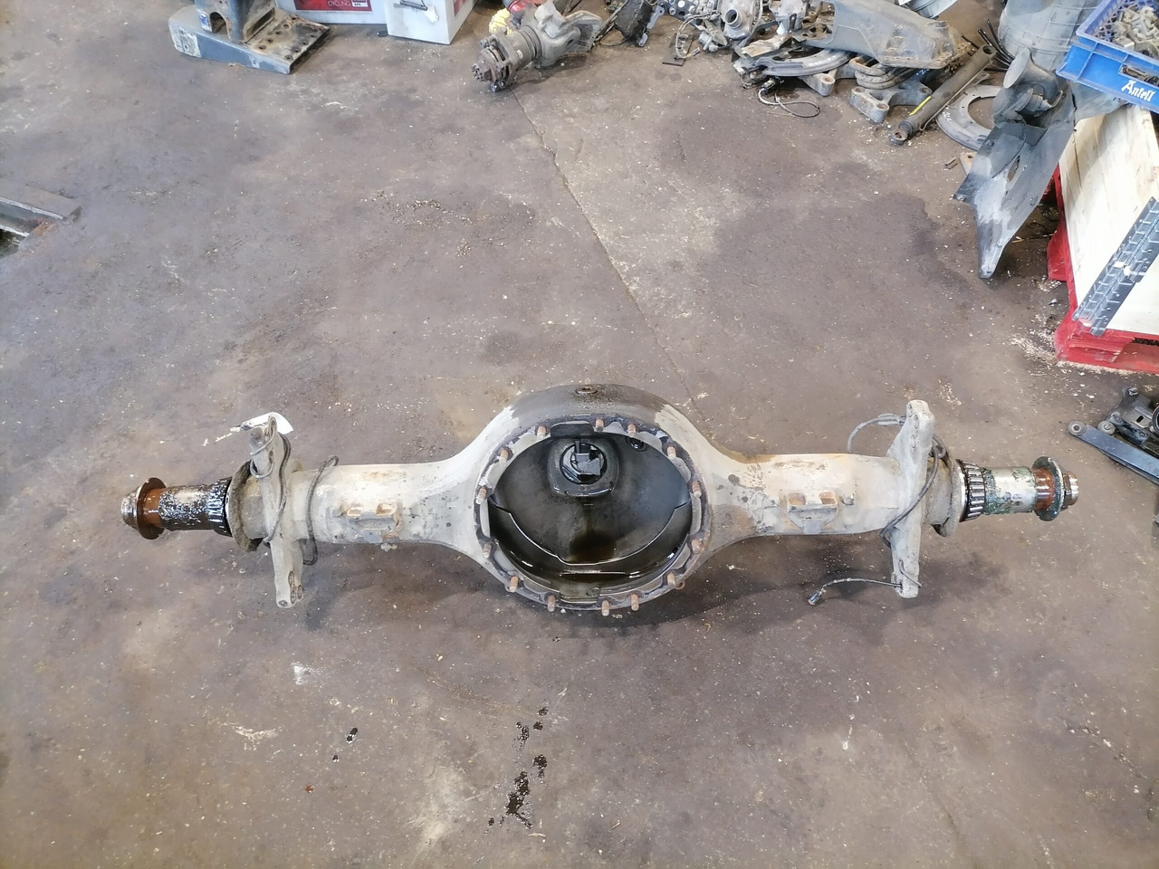 Scania Rear axel housing 1743713 - Axle and parts for Truck: picture 1 Scania Rear axel housing 1743713 - Axle and parts for Truck: picture 1