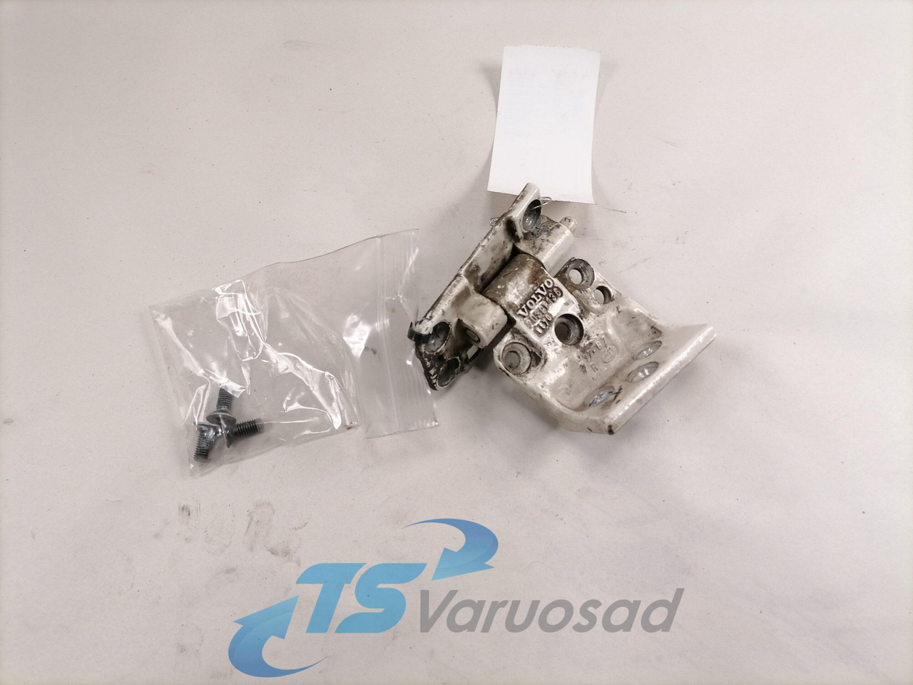 Volvo Door hinge 20398136 - Door and parts for Truck: picture 1 Volvo Door hinge 20398136 - Door and parts for Truck: picture 1
