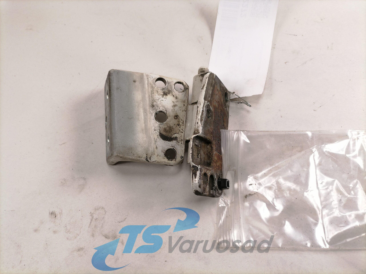 Volvo Door hinge 20398136 - Door and parts for Truck: picture 3 Volvo Door hinge 20398136 - Door and parts for Truck: picture 3