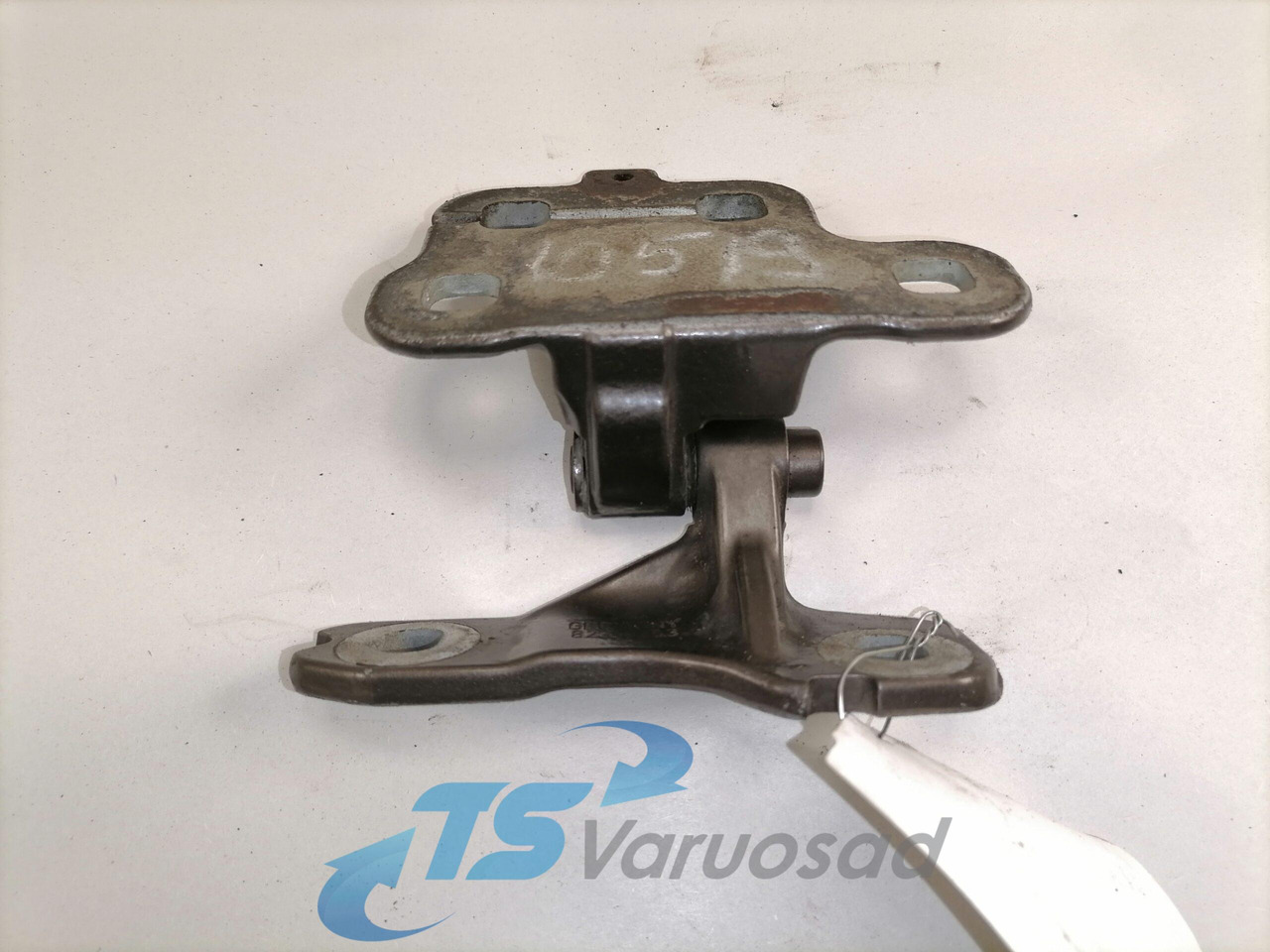 Volvo Door hinge 82319253 - Door and parts for Truck: picture 2 Volvo Door hinge 82319253 - Door and parts for Truck: picture 2