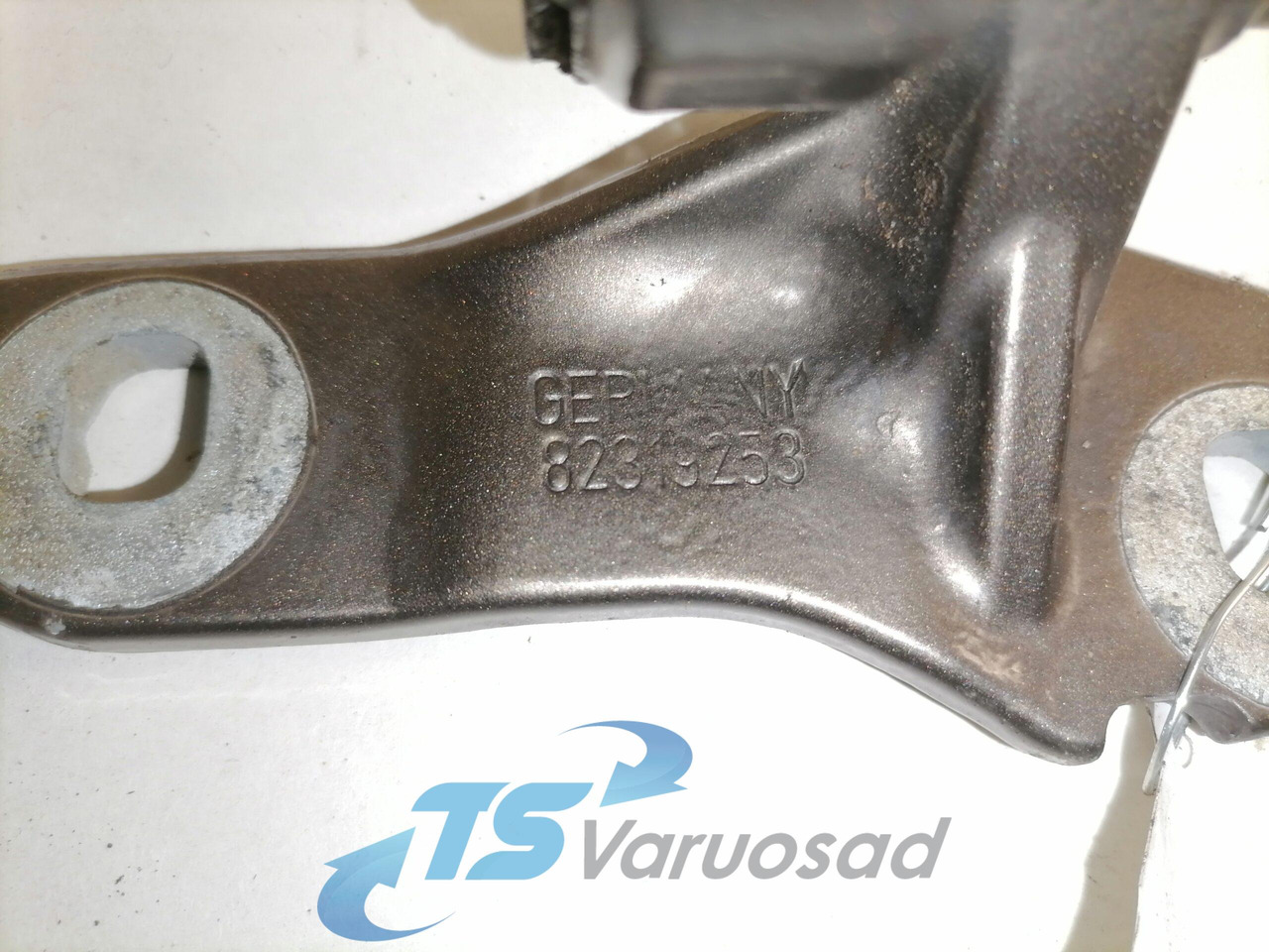 Volvo Door hinge 82319253 - Door and parts for Truck: picture 3 Volvo Door hinge 82319253 - Door and parts for Truck: picture 3