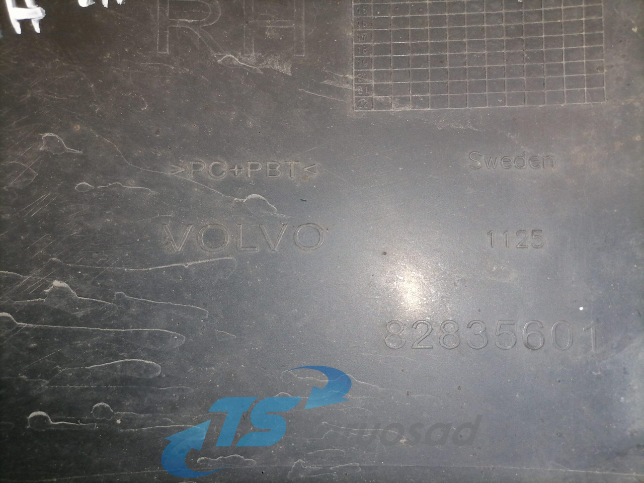 Volvo Plastikdetail 82835601 - Aerodynamics/ Spoiler for Truck: picture 3 Volvo Plastikdetail 82835601 - Aerodynamics/ Spoiler for Truck: picture 3