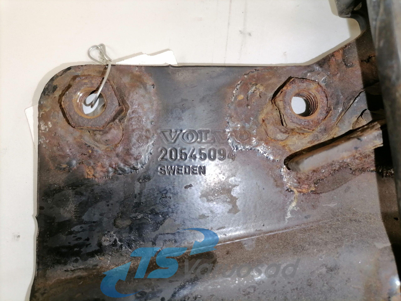 Volvo lower grille carrier hinge 20545094 - Grill for Truck: picture 3 Volvo lower grille carrier hinge 20545094 - Grill for Truck: picture 3