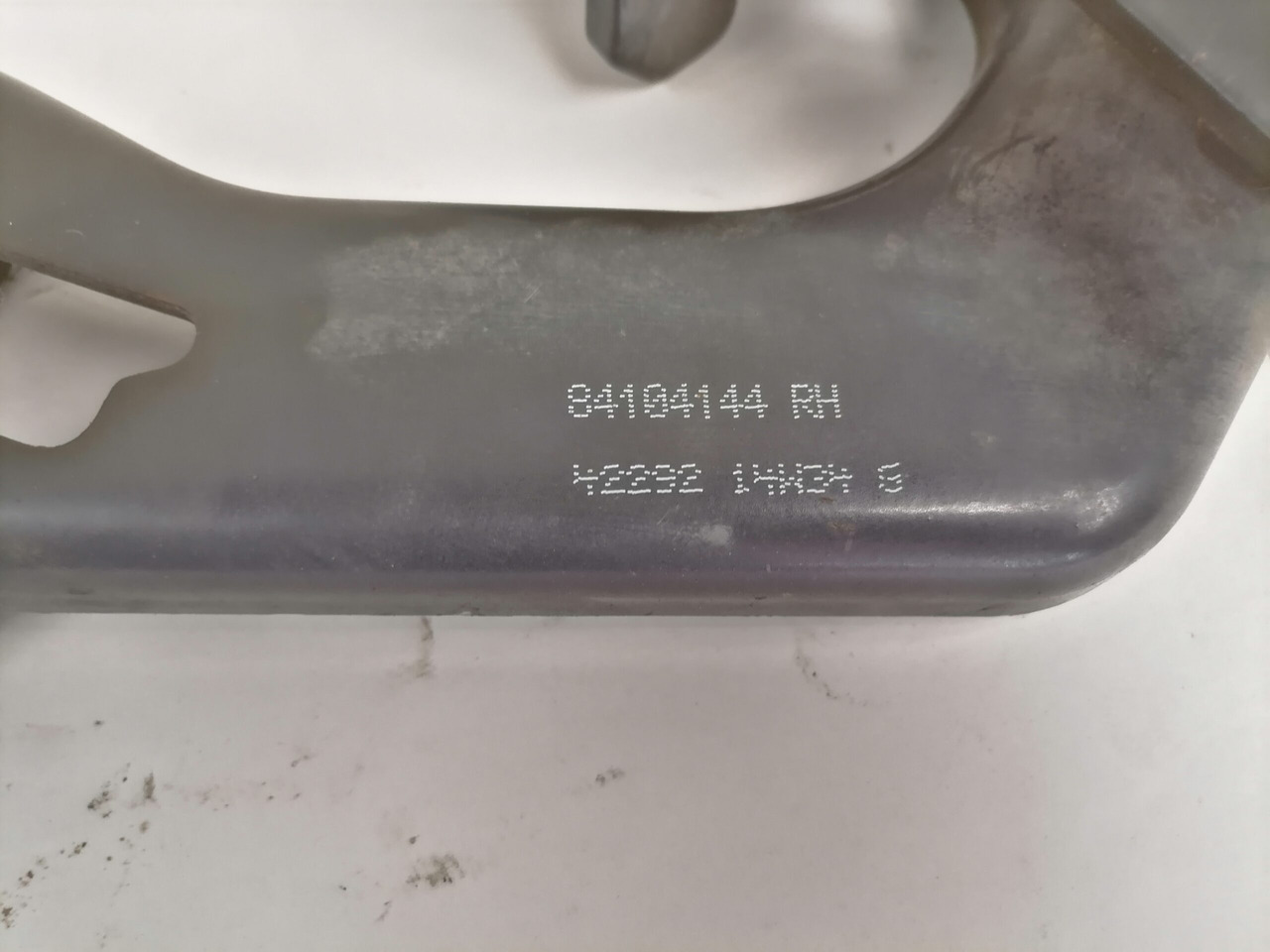Volvo lower grille carrier hinge 84104144 - Grill for Truck: picture 3 Volvo lower grille carrier hinge 84104144 - Grill for Truck: picture 3