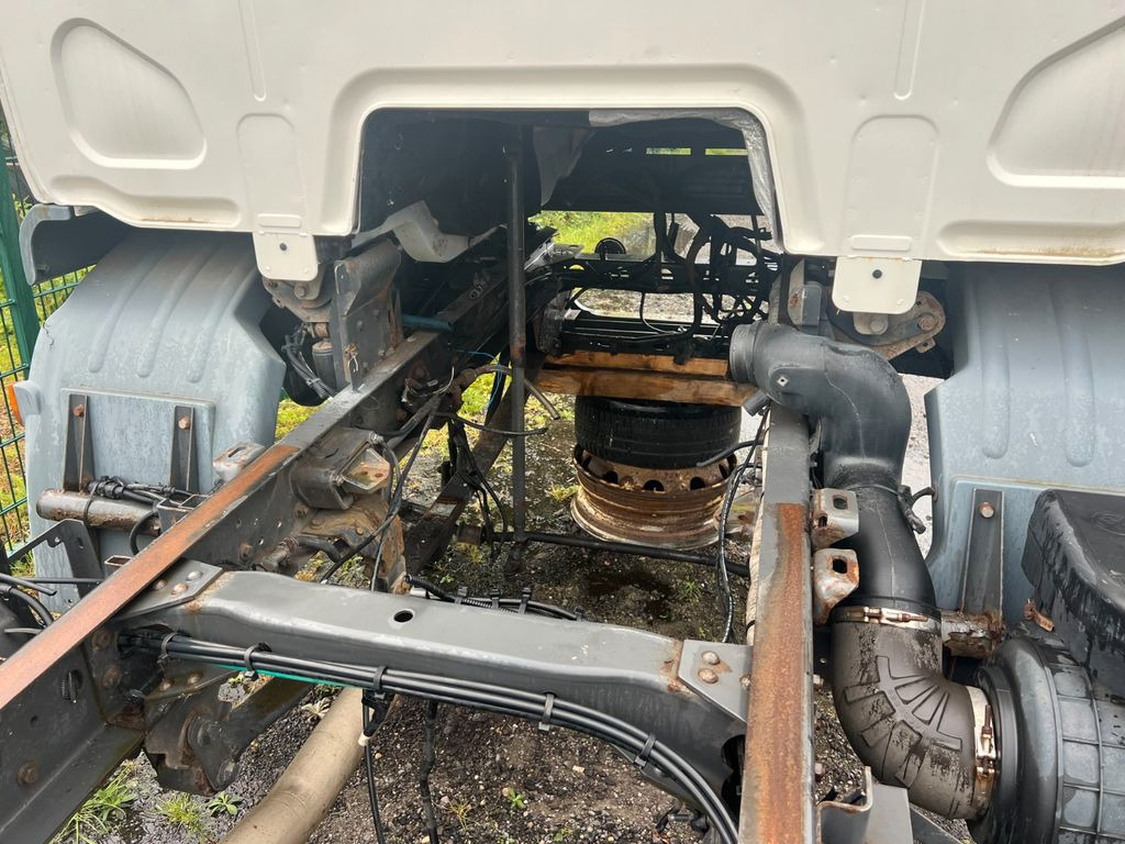 DAF LF 45.220 12 to. for PARTS no engine no gearbox! - Curtainsider truck: picture 3 DAF LF 45.220 12 to. for PARTS no engine no gearbox! - Curtainsider truck: picture 3
