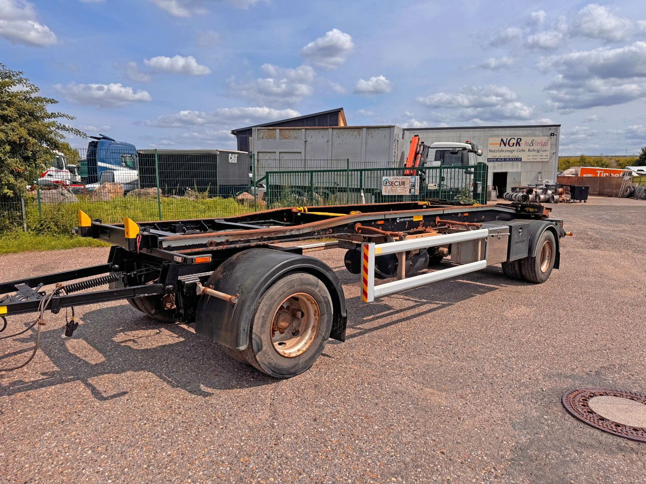 Hüffermann 2 Achs Abrollanhänger mit Schlitten - Roll-off/ Skip trailer: picture 1 Hüffermann 2 Achs Abrollanhänger mit Schlitten - Roll-off/ Skip trailer: picture 1