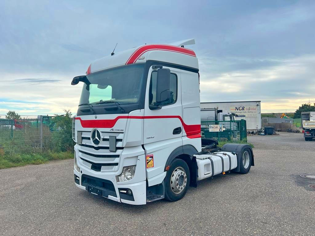 Mercedes-Benz 1842 4X2 mit Höhenverstellbarer Sattelkuppung Mercedes-Benz 1842 4X2 mit Höhenverstellbarer Sattelkuppung - Tractor unit: picture 1 Mercedes-Benz 1842 4X2 mit Höhenverstellbarer Sattelkuppung Mercedes-Benz 1842 4X2 mit Höhenverstellbarer Sattelkuppung - Tractor unit: picture 1