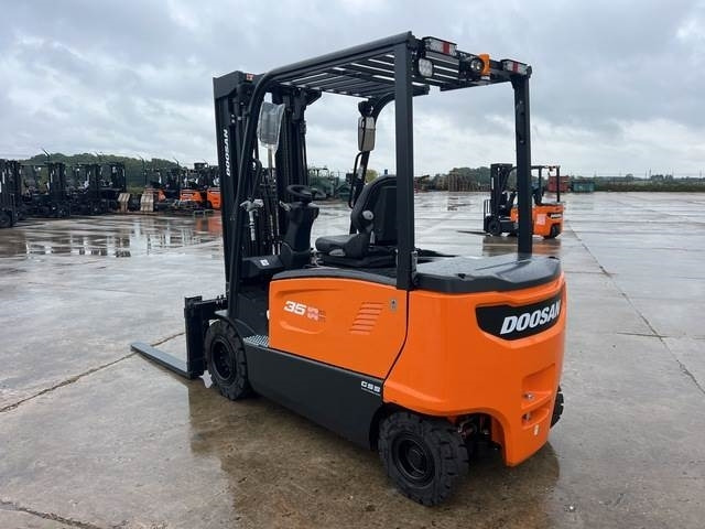 Doosan B35X-7 PLUS - Electric forklift: picture 2 Doosan B35X-7 PLUS - Electric forklift: picture 2