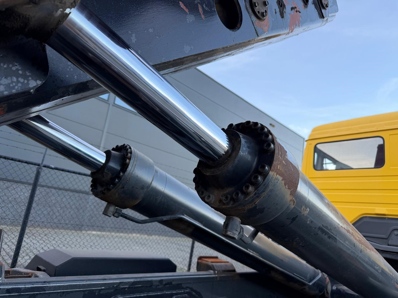 MERCEDES-BENZ SK 1831 - Hook lift truck: picture 4 MERCEDES-BENZ SK 1831 - Hook lift truck: picture 4