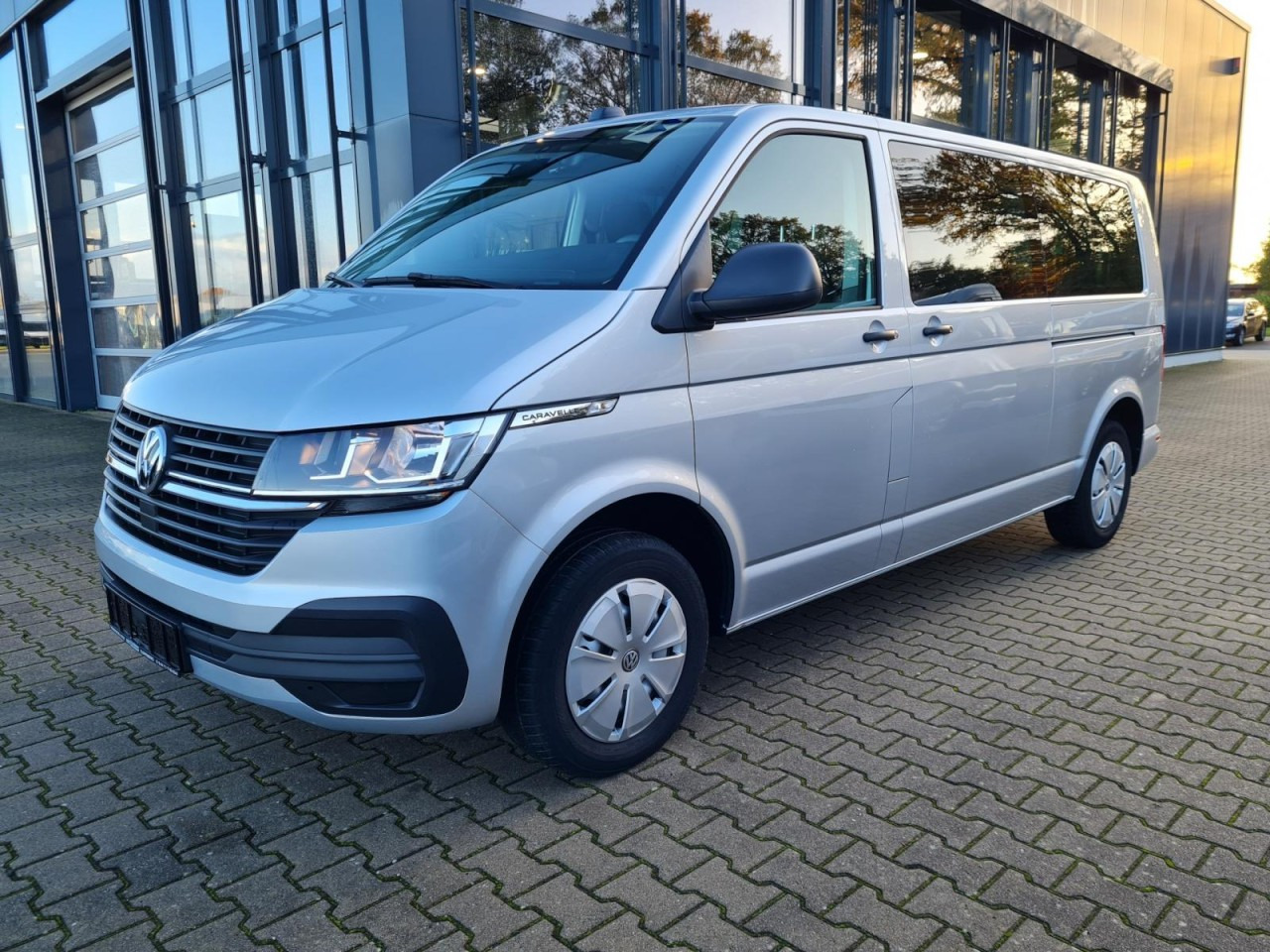 Volkswagen T6.1 Caravelle TDI lang 9 Sitzer 2 Schiebetüren Trendl. - Minibus, Passenger van: picture 1 Volkswagen T6.1 Caravelle TDI lang 9 Sitzer 2 Schiebetüren Trendl. - Minibus, Passenger van: picture 1