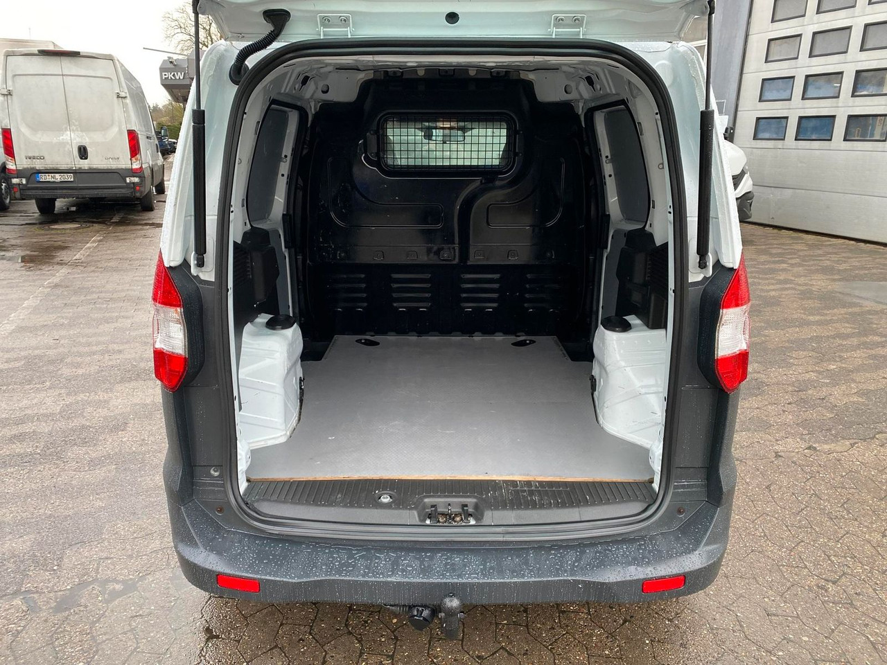 Ford Transit Courier 1.0 Trend Klima,AHK+Rückfahrk... - Passenger van: picture 5 Ford Transit Courier 1.0 Trend Klima,AHK+Rückfahrk... - Passenger van: picture 5