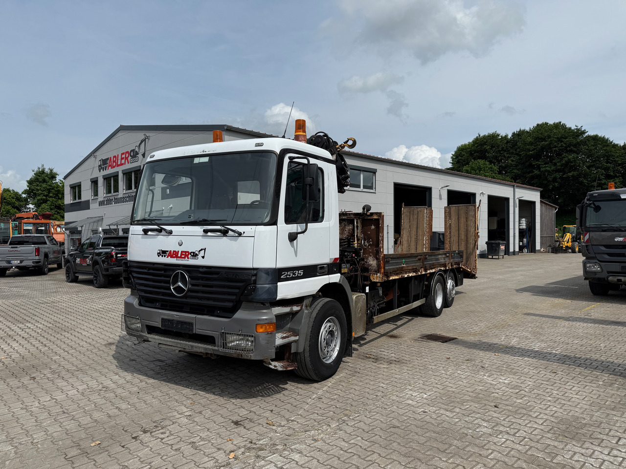 Mercedes-Benz 2535 Actros MP1 Baumaschinentransporter mit Kran und Rampen - Autotransporter truck, Crane truck: picture 2 Mercedes-Benz 2535 Actros MP1 Baumaschinentransporter mit Kran und Rampen - Autotransporter truck, Crane truck: picture 2