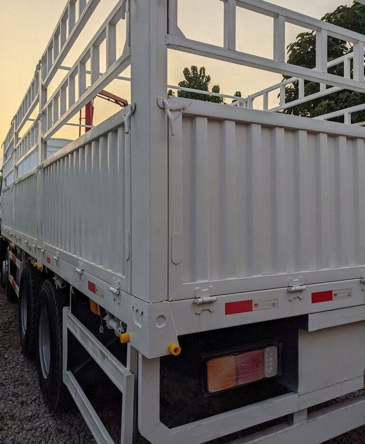 Howo 375 8x4 - Dropside/ Flatbed truck: picture 5 Howo 375 8x4 - Dropside/ Flatbed truck: picture 5