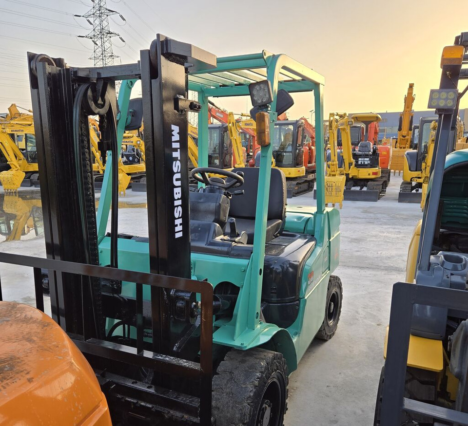 Mitsubishi FD30 with swing fork - Diesel forklift: picture 2 Mitsubishi FD30 with swing fork - Diesel forklift: picture 2