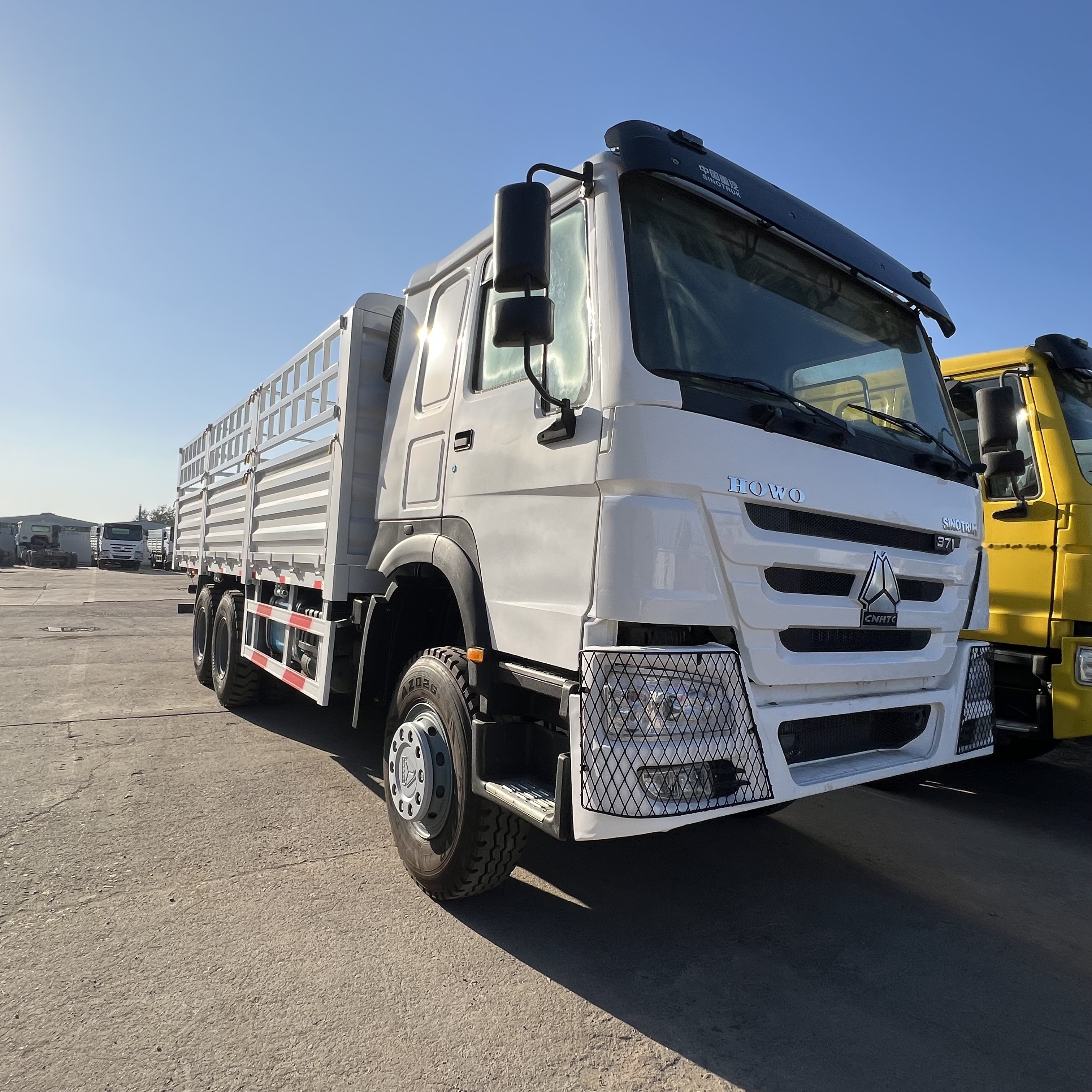 Sinotruk HOWO 371 6*4 Fence truck - Dropside/ Flatbed truck: picture 3 Sinotruk HOWO 371 6*4 Fence truck - Dropside/ Flatbed truck: picture 3