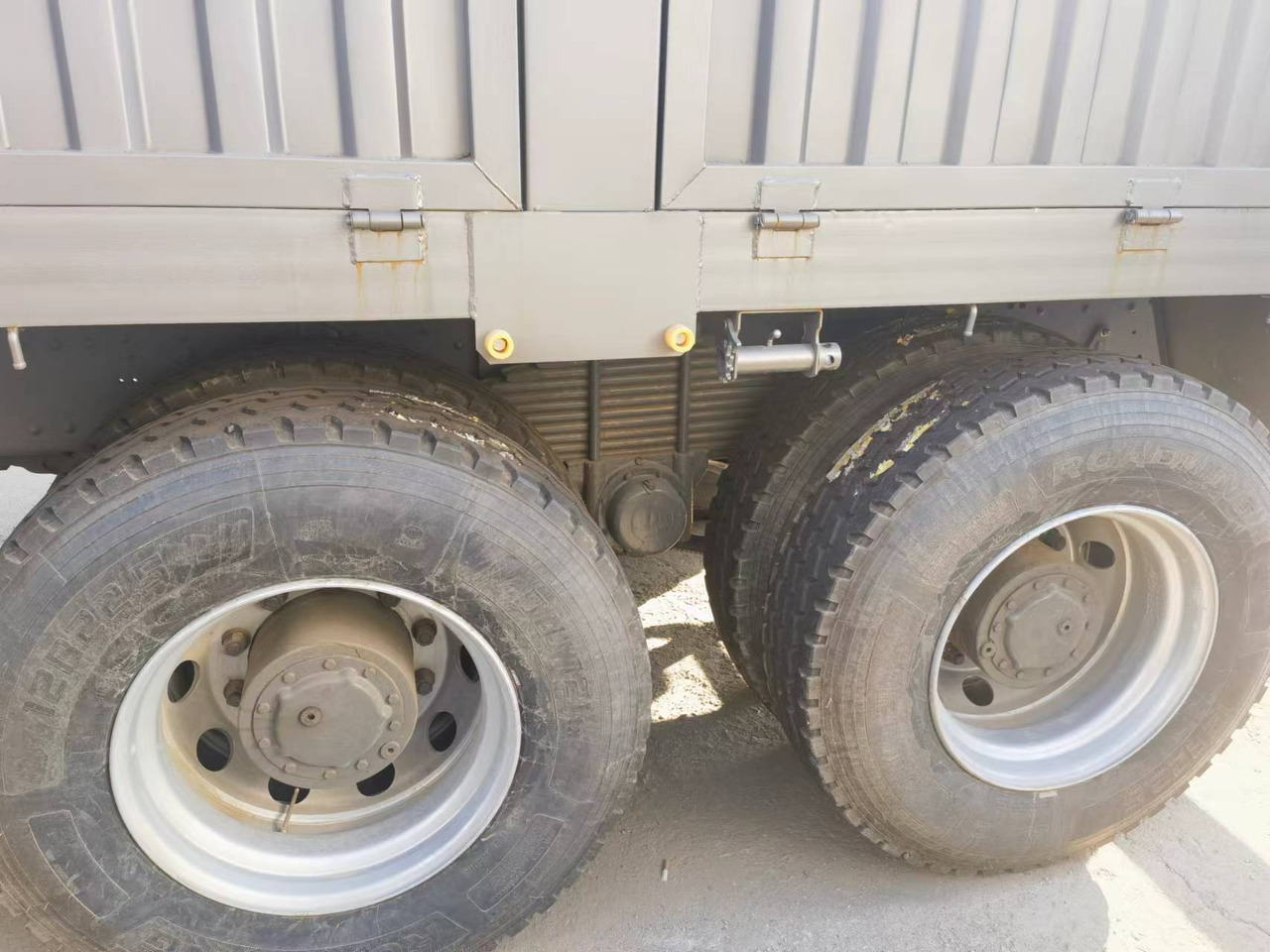 Dropside/ Flatbed truck Sinotruk HOWO 371 8*4 Fence truck: picture 9 Dropside/ Flatbed truck Sinotruk HOWO 371 8*4 Fence truck: picture 9