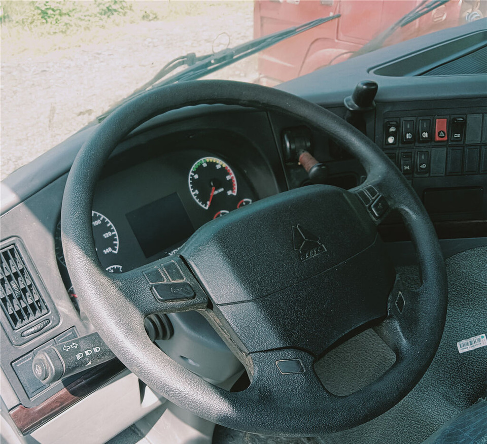 Tractor unit Howo 420hp 6x4: picture 6