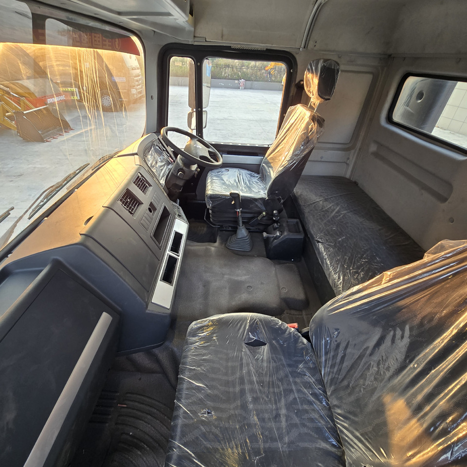 Tractor unit SHACMAN F3000: picture 9