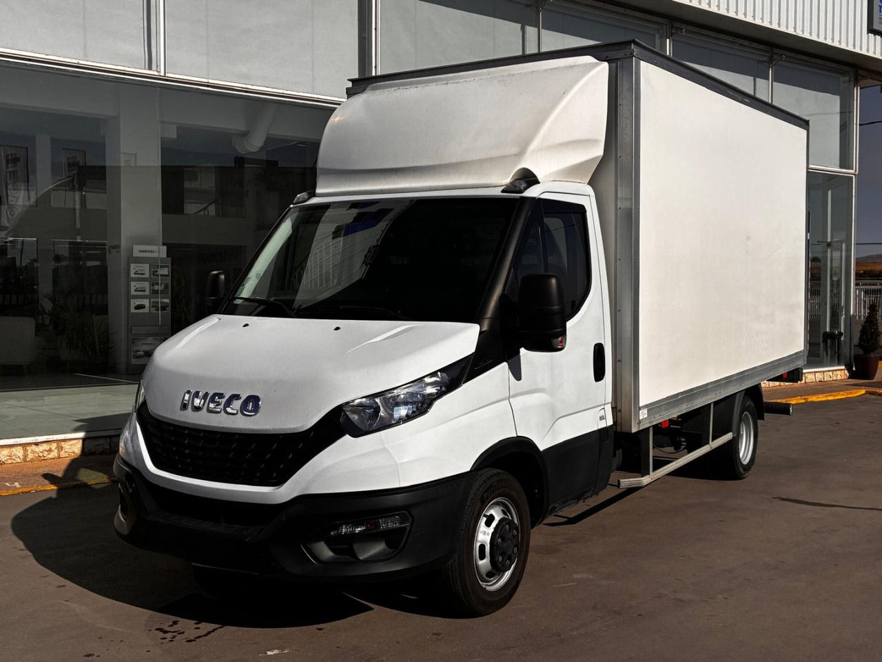 Caja cerrada con plataforma elevadora IVECO 35C16 20m3 - Closed box van: picture 1 Caja cerrada con plataforma elevadora IVECO 35C16 20m3 - Closed box van: picture 1
