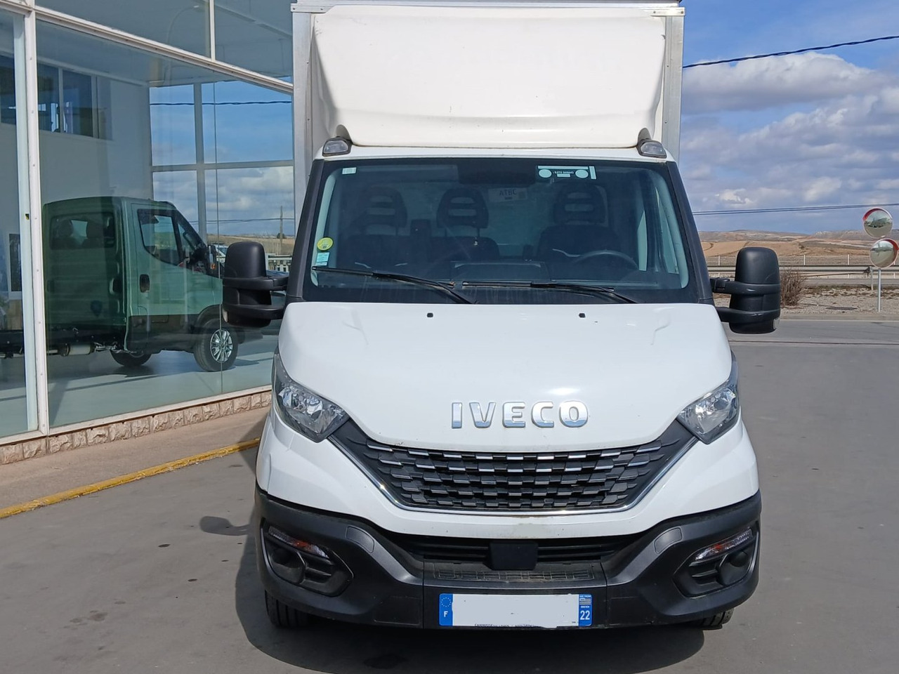 Caja cerrada con plataforma elevadora IVECO 35C16 20m3 - Closed box van: picture 2 Caja cerrada con plataforma elevadora IVECO 35C16 20m3 - Closed box van: picture 2