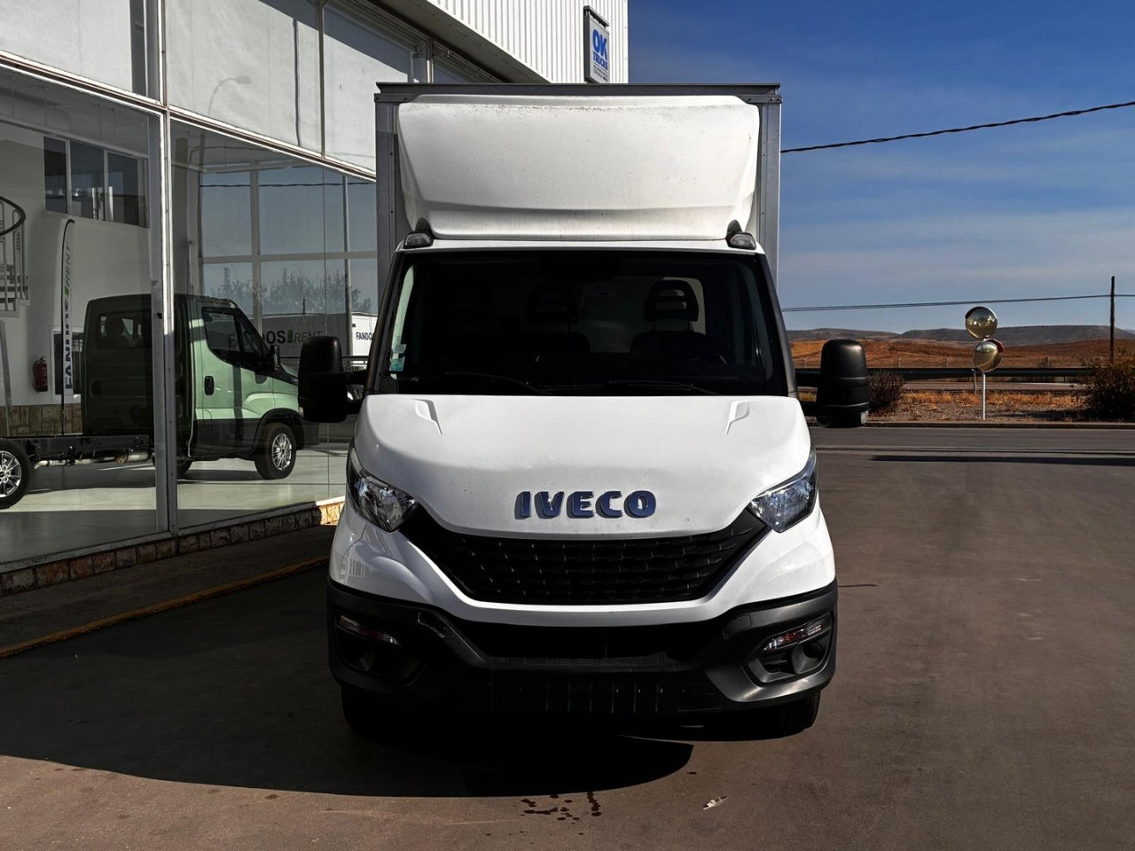 Caja cerrada con plataforma elevadora IVECO 35C16 20m3 - Closed box van: picture 2 Caja cerrada con plataforma elevadora IVECO 35C16 20m3 - Closed box van: picture 2