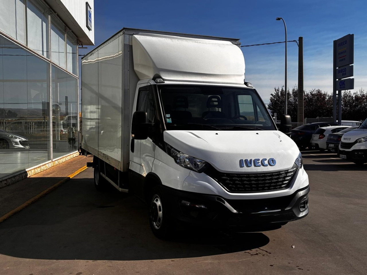 Caja cerrada con plataforma elevadora IVECO 35C16 20m3 - Closed box van: picture 3 Caja cerrada con plataforma elevadora IVECO 35C16 20m3 - Closed box van: picture 3