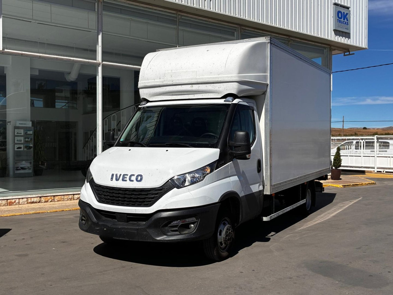 Caja cerrada con plataforma elevadora IVECO 35C16 20m3 con puerta lateral - Closed box van: picture 1 Caja cerrada con plataforma elevadora IVECO 35C16 20m3 con puerta lateral - Closed box van: picture 1