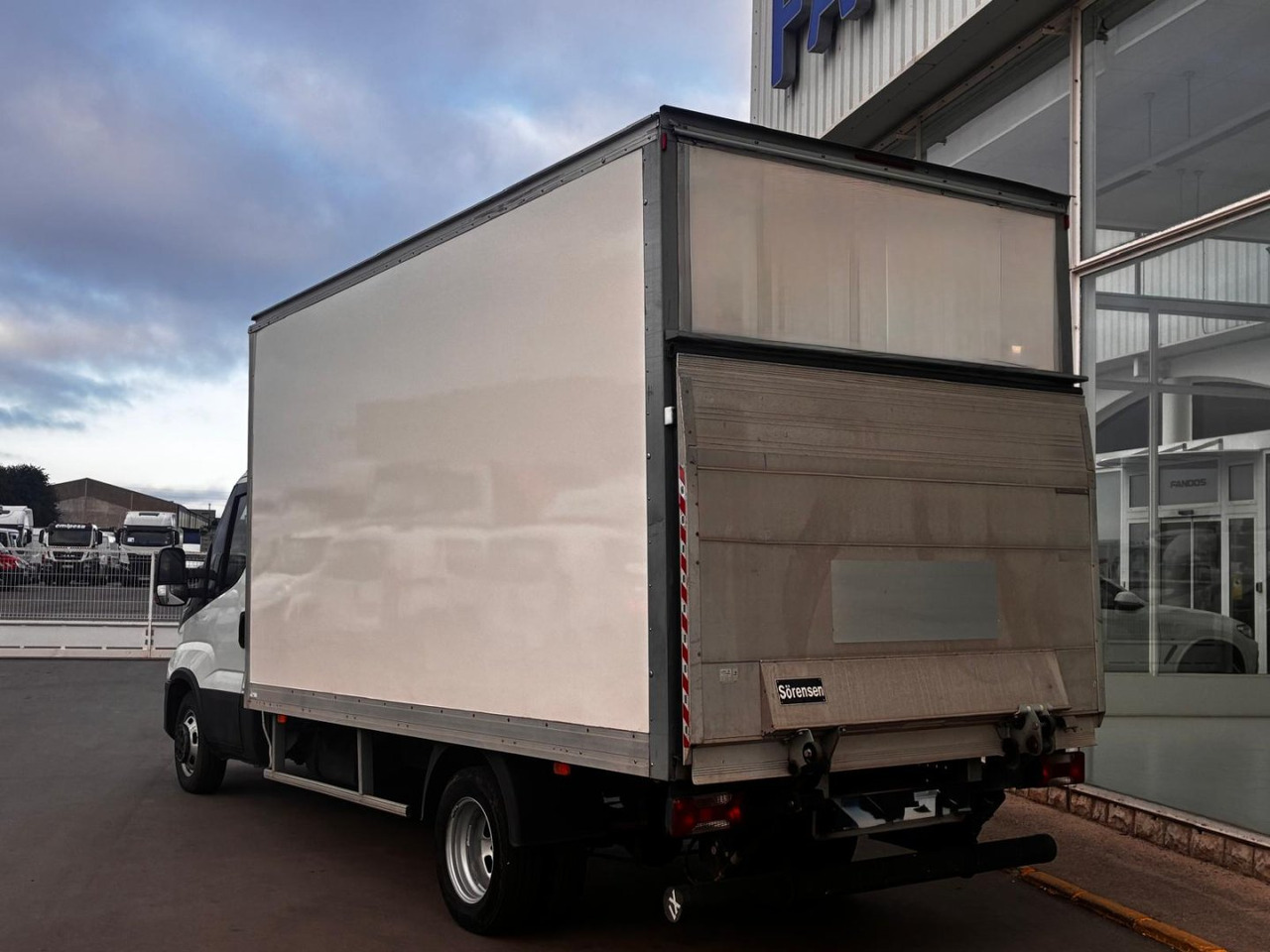 Caja cerrada con plataforma elevadora IVECO 35C16 3.0 20m3 - Closed box van: picture 4 Caja cerrada con plataforma elevadora IVECO 35C16 3.0 20m3 - Closed box van: picture 4