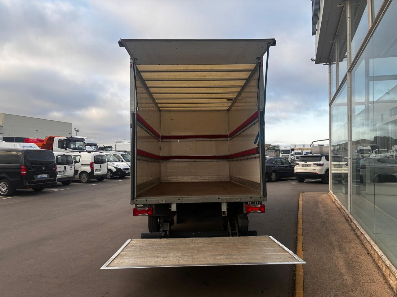 Caja cerrada con plataforma elevadora IVECO 35C16 3.0 20m3 - Closed box van: picture 5 Caja cerrada con plataforma elevadora IVECO 35C16 3.0 20m3 - Closed box van: picture 5