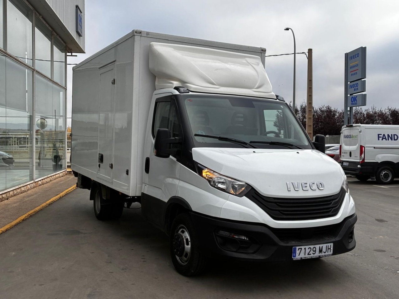 Caja cerrada con plataforma elevadora IVECO 35C16 3.0 20m3 con puerta lateral - Closed box van: picture 3 Caja cerrada con plataforma elevadora IVECO 35C16 3.0 20m3 con puerta lateral - Closed box van: picture 3