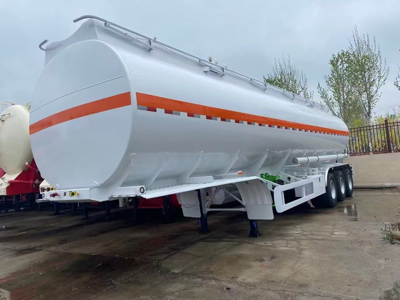 30,000–60,000 Liters Single or Multiple Compartments Customizable tank trailers available - Tank semi-trailer: picture 3 30,000–60,000 Liters Single or Multiple Compartments Customizable tank trailers available - Tank semi-trailer: picture 3