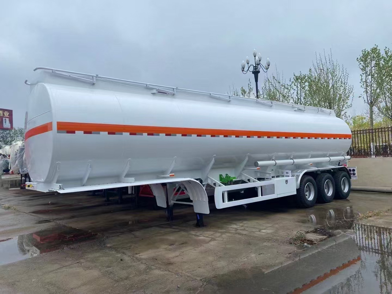 30,000–60,000 Liters Single or Multiple Compartments Customizable tank trailers available - Tank semi-trailer: picture 5 30,000–60,000 Liters Single or Multiple Compartments Customizable tank trailers available - Tank semi-trailer: picture 5