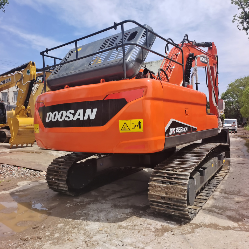 DOOSAN DX225LCA DX225LC-9C DX300 DX340 - Crawler excavator: picture 1 DOOSAN DX225LCA DX225LC-9C DX300 DX340 - Crawler excavator: picture 1