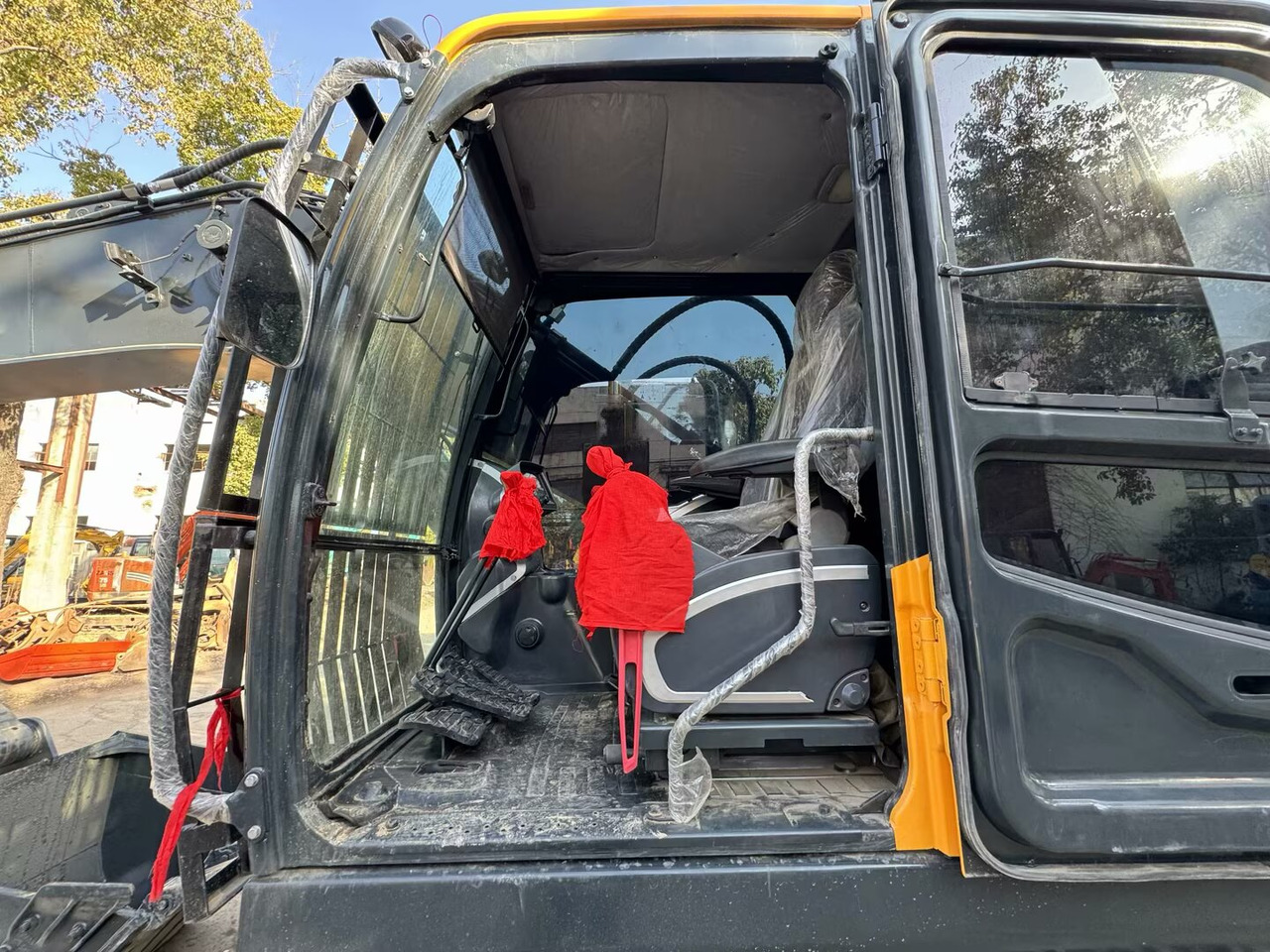 HYUNDAI 220LC-9S - Crawler excavator: picture 3 HYUNDAI 220LC-9S - Crawler excavator: picture 3