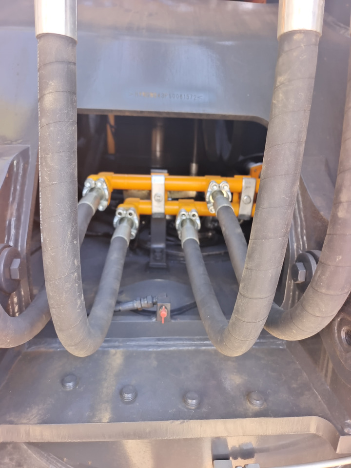 Crawler excavator HYUNDAI HX220HD: picture 8