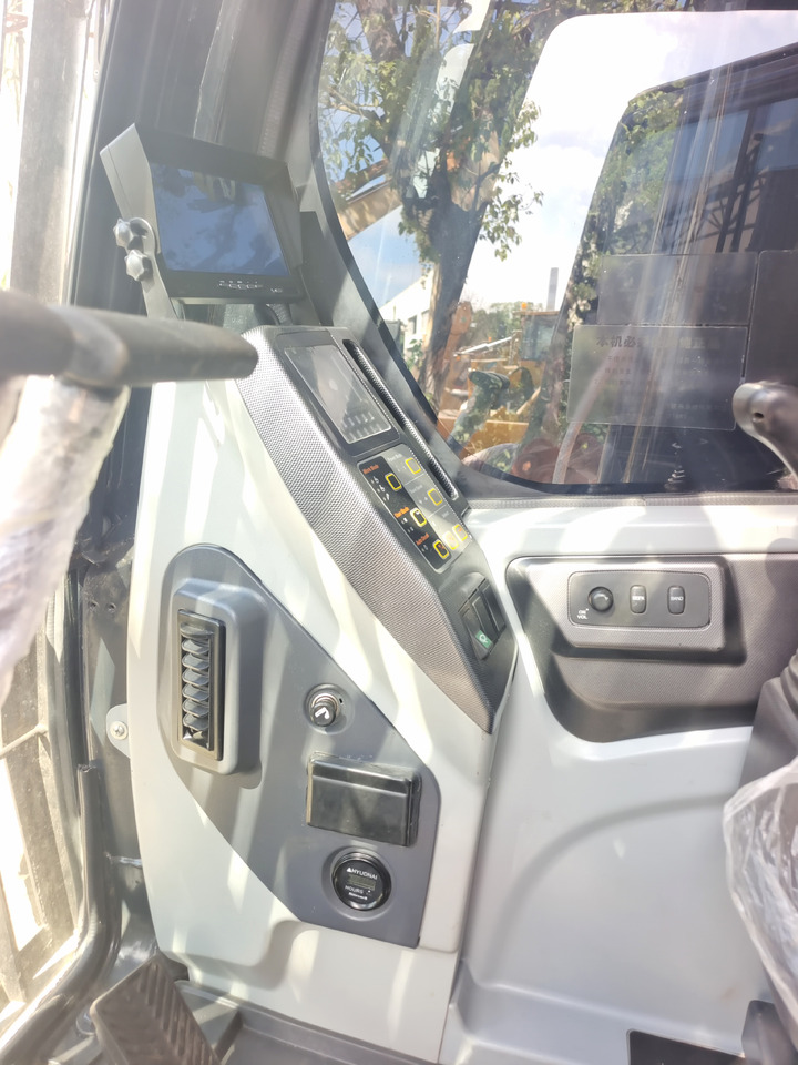 Crawler excavator HYUNDAI HX220HD: picture 11