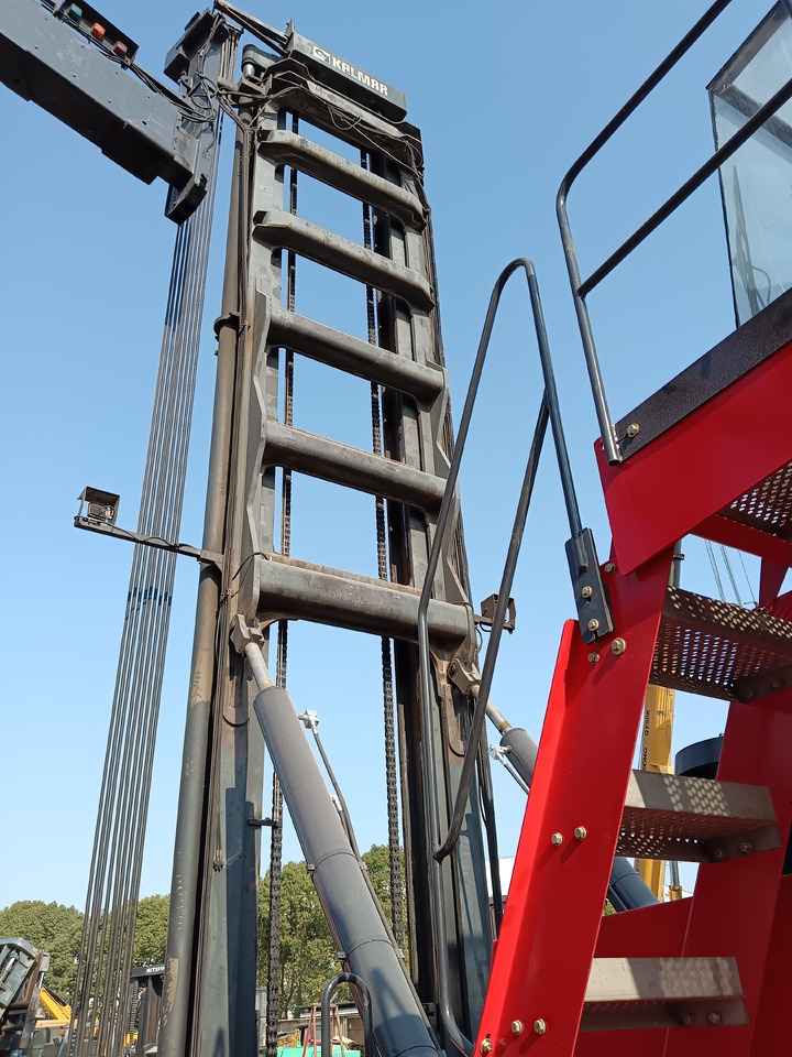 KALMAR DCE90 - Reach stacker: picture 5 KALMAR DCE90 - Reach stacker: picture 5